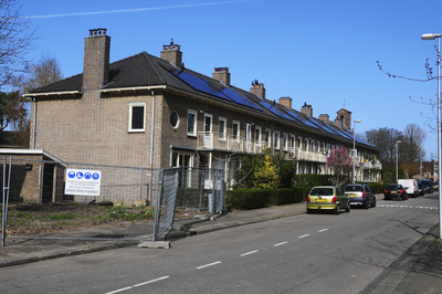 900207 Gezicht op de huizen Hendrika van Tussenbroeklaan 15 (links) -lager te Utrecht.